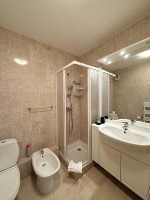 Dusche, Haartrockner, Bidet, Handtücher