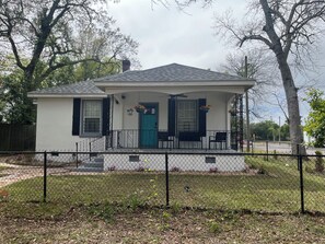 Exterior - Vintage bungalow with quaint modern touches, minutes to Pensacola NAS front gate (pensacola)