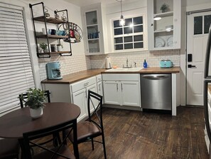 Fridge, microwave, oven, stovetop - Vintage bungalow with quaint modern touches, minutes to Pensacola NAS front gate (pensacola)
