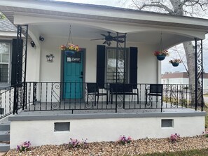 Exterior detail - Vintage bungalow with quaint modern touches, minutes to Pensacola NAS front gate (pensacola)