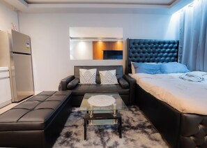 1 bedroom, iron/ironing board, WiFi, bed sheets - Coastelle Stay - cozy 1-bedroom condo in fabulous Lapu-Lapu with AC (Lapu-Lapu)