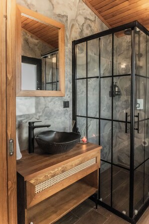 Douche, baignoire à jets, sèche-cheveux, serviettes fournies