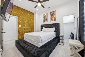 3 bedrooms, iron/ironing board, Internet, bed sheets - Melanin Luxe GroupStay Houston NRG Sleeps 14 (Houston)