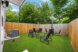 Outdoor dining - Melanin Luxe GroupStay Houston NRG Sleeps 14 (Houston)