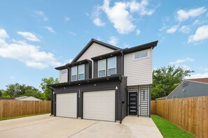 Exterior - Melanin Luxe GroupStay Houston NRG Sleeps 14 (Houston)