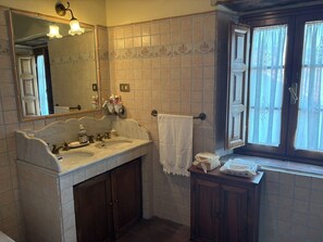 Sèche-cheveux, bidet, serviettes fournies, savon