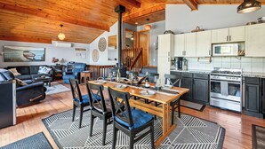 Un interior acogedor con comedor, cocina y sala de estar.