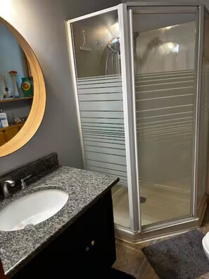 Chuveiro, secador de cabelo, toalhas de banho, sabonete