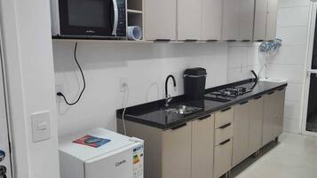 Apartamento conforto, 2 quartos, sacada, vista para o pátio | Cozinha privada