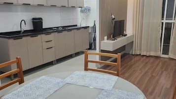 Appartamento Comfort, 2 camere da letto, balcone, vista cortile | Ristoranti