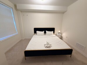 5 bedrooms, iron/ironing board, WiFi, bed sheets - Peaceful Kitchener Getaway 5BR Home w/ BBQ & Modern Kitchen (Kitchener)