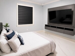 4 bedrooms, in-room safe, desk, iron/ironing board - Modern House On water Gulf Acess Heated pool & Hot tub (Cape Coral)
