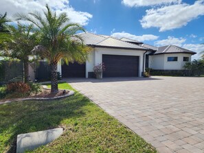 Exterior - Modern House On water Gulf Acess Heated pool & Hot tub (Cape Coral)