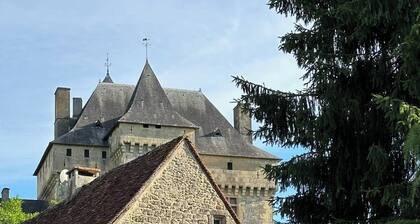 Gßte en pierre & poutres, vue chùteau, Périgord
