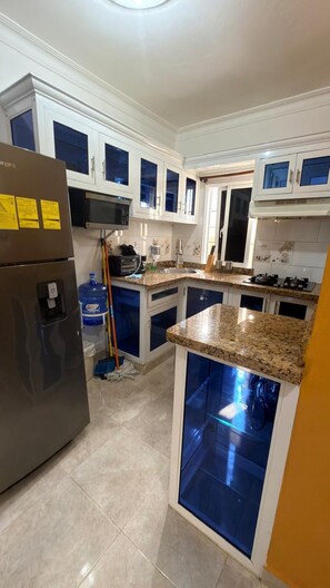 Estudio clásico | Cocina privada | Microondas y utensilios de cocina