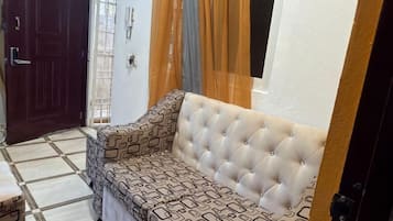 شقة إستديو بتجهيزات أساسية | منطقة المعيشة | شاشة كمبيوتر