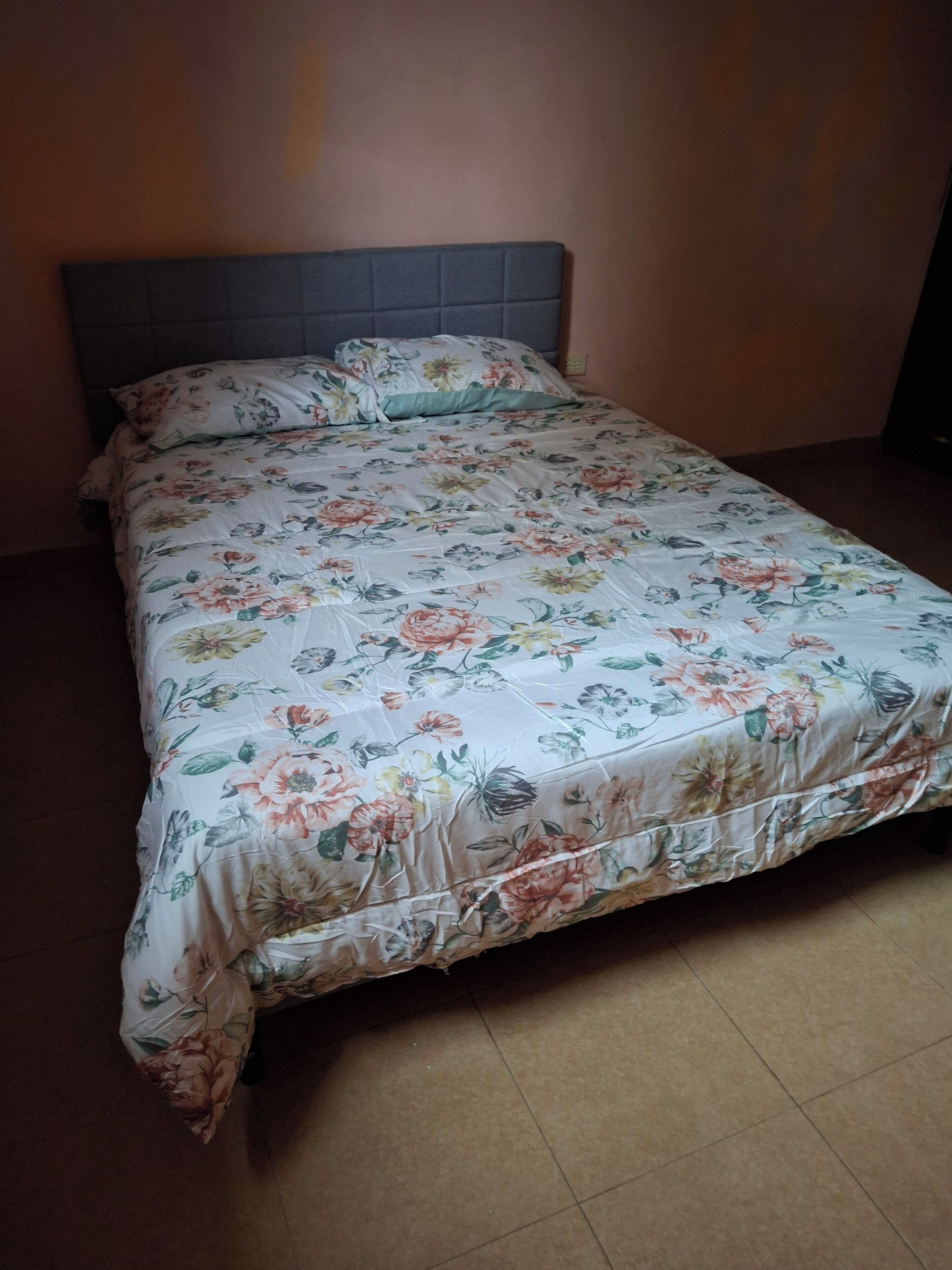 Tabla de planchar con plancha, wifi y ropa de cama 