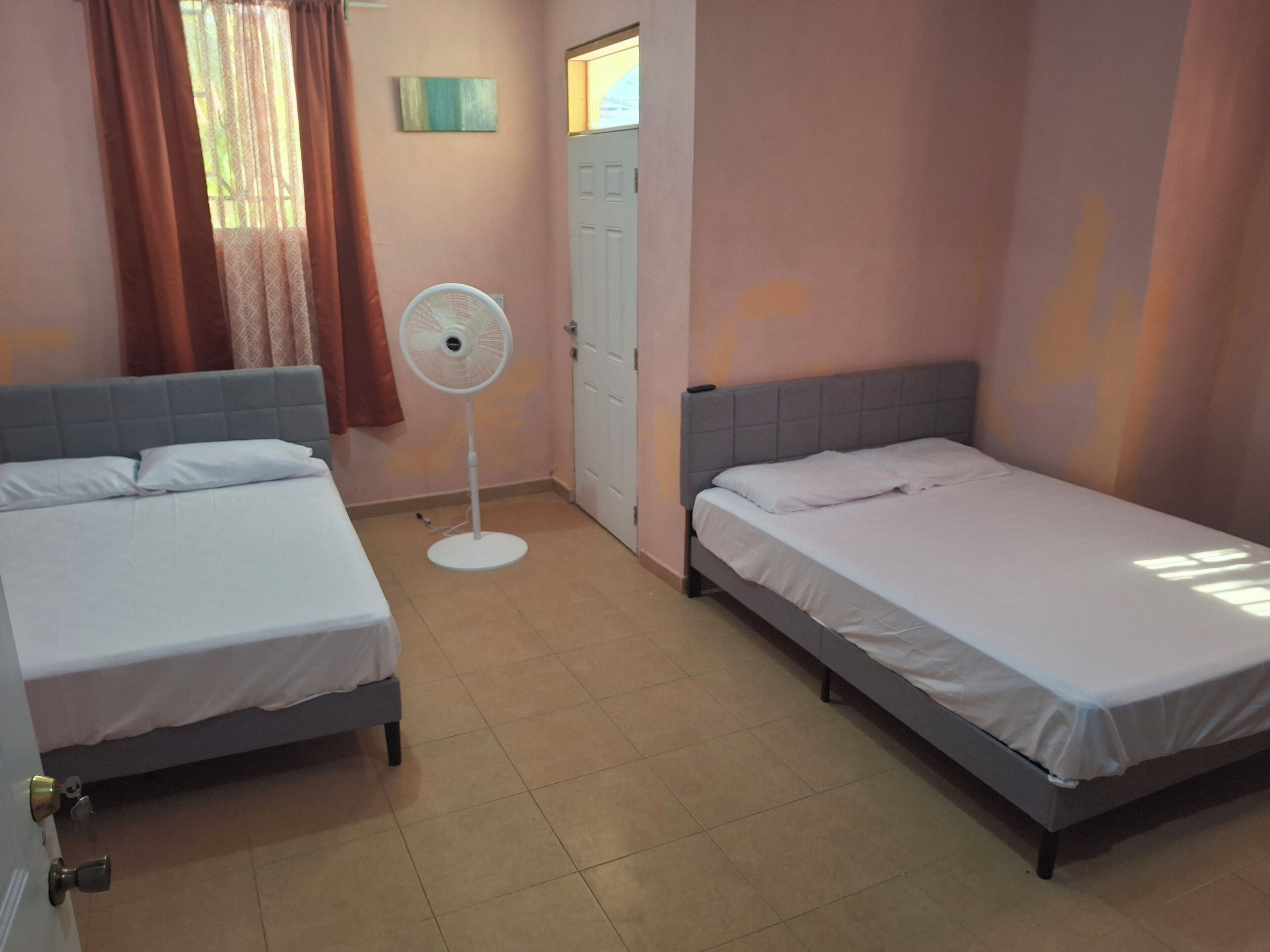 Tabla de planchar con plancha, wifi y ropa de cama 