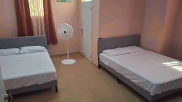 Tabla de planchar con plancha, wifi y ropa de cama
