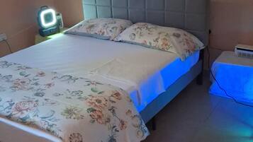 3 bedrooms, iron/ironing board, WiFi (free), bed sheets