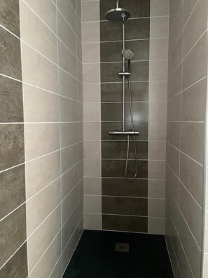 Bruser, hårtørrer, håndklæder, Toiletpapir