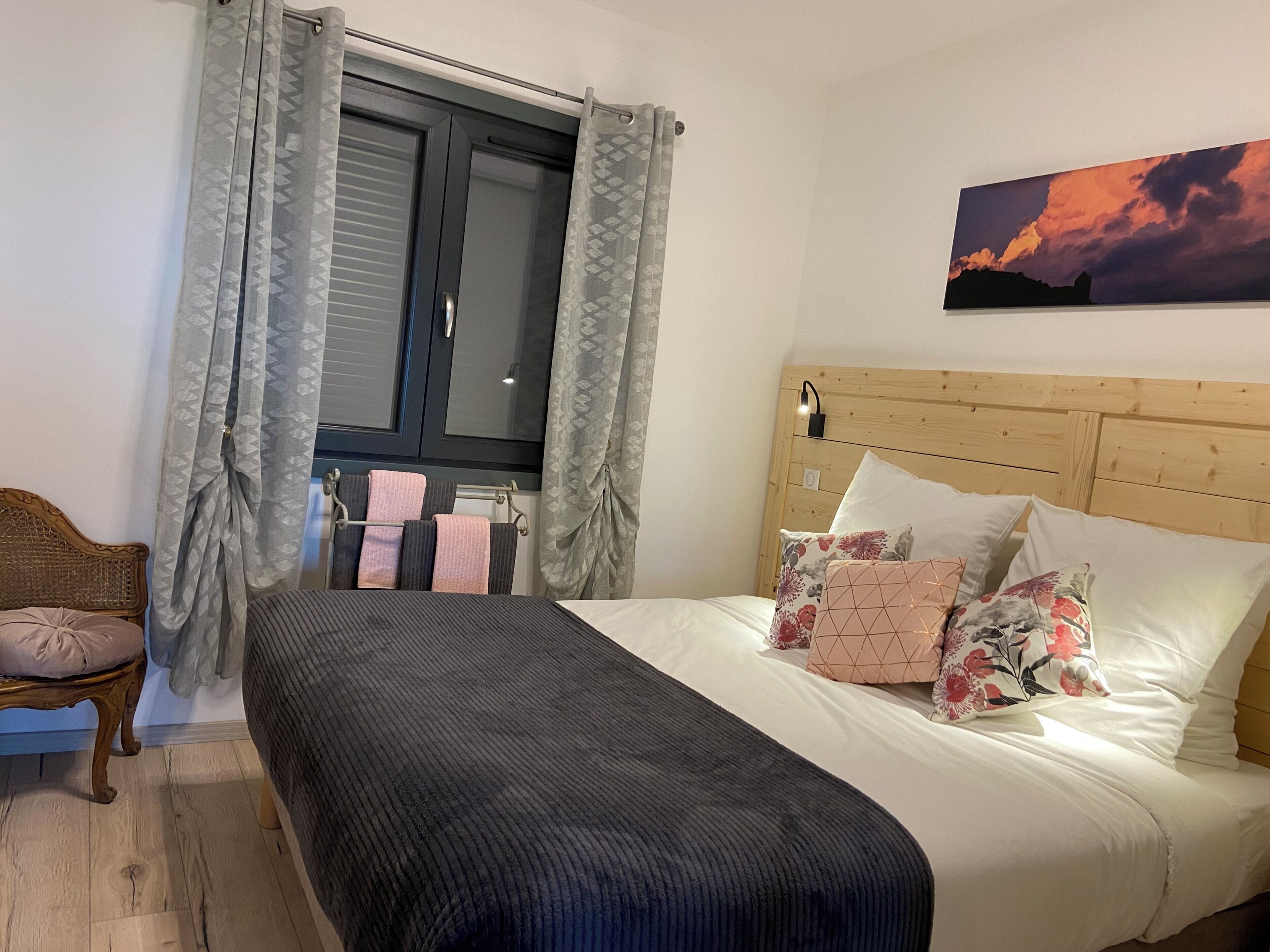 Iron/ironing board, WiFi, bed sheets
