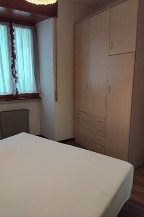 Room - Wohnung im historischen Zentrum mit Balkon by Interhome (Domaso)