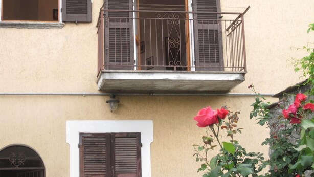 Exterior detail - Wohnung im historischen Zentrum mit Balkon by Interhome (Domaso)