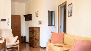 Fireplace - Wohnung im historischen Zentrum mit Balkon by Interhome (Domaso)