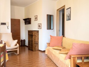 Living area - Wohnung im historischen Zentrum mit Balkon by Interhome (Domaso)