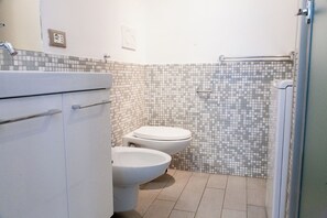 Shower, bidet, towels, toilet paper - Vrbo Property (Milano)