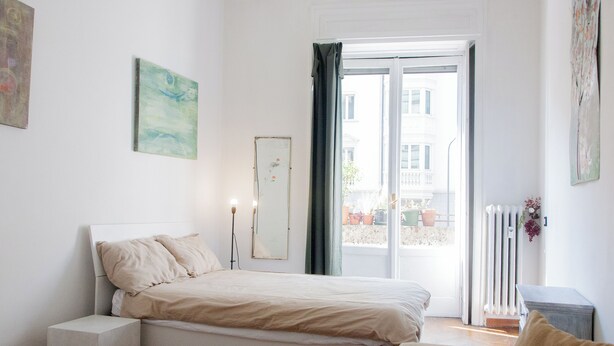 A bedroom with a bed, bedside table, and a window with curtains. - 5 minutes from milan central station- 3 minutes from piazza repubblica- comfort (Milano)