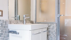 A bathroom with a white sink, chrome faucet, and tiled walls. - 5 minutes from milan central station- 3 minutes from piazza repubblica- comfort (Milano)