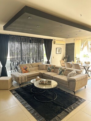 Living area - Modern Penthouse Overlooking Pool (Pyla)