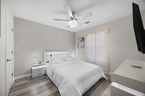2 bedrooms, free WiFi, bed sheets - Modern Walls (Evans)