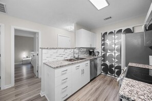 Private kitchen - Modern Walls (Evans)