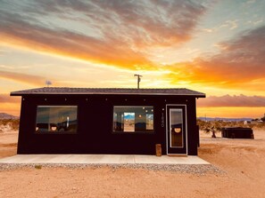 Exterior - The Midnight Cabin - Stargazing Speakeasy (Homestead Valley)