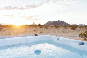 Outdoor spa tub - The Midnight Cabin - Stargazing Speakeasy (Homestead Valley)