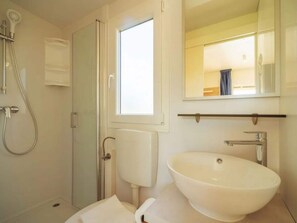 Mobile Home | Bathroom - Spacious Coastal Comfort Stay (Brtonigla)