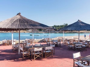 Mobile Home | Outdoor dining - Spacious Coastal Comfort Stay (Brtonigla)