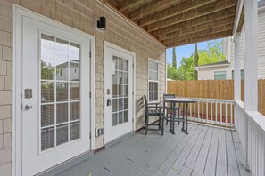 Outdoor dining - Mellow Home-3/2 on a tree-lined street-2 blocks to Castle St.- easy walk to all (Wilmington)