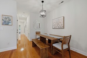 Dining - Mellow Home-3/2 on a tree-lined street-2 blocks to Castle St.- easy walk to all (Wilmington)