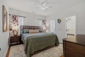 3 bedrooms, iron/ironing board, WiFi, bed sheets - Mellow Home-3/2 on a tree-lined street-2 blocks to Castle St.- easy walk to all (Wilmington)