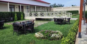 Outdoor dining - Very Well Guest House (Baku)
