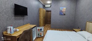 In-room safe, desk, laptop workspace, free WiFi - Very Well Guest House (Bakı)
