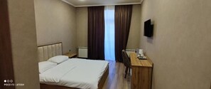 In-room safe, desk, laptop workspace, free WiFi - Very Well Guest House (Bakı)