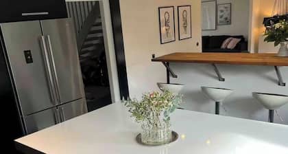 Bright house near beach & center + free parking