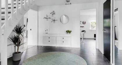 Bright house near beach & center + free parking