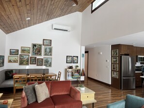 Fernseher, Kamin, DVD-Player, Bücher