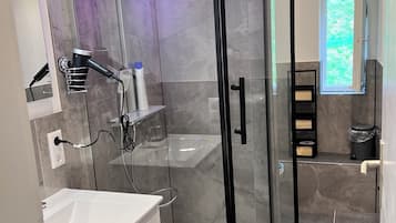 Dusche, Haartrockner, Handtücher, Seife
